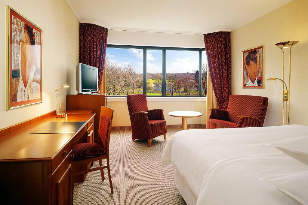 Postel nebo postele na pokoji v ubytování Sheraton Essen Hotel