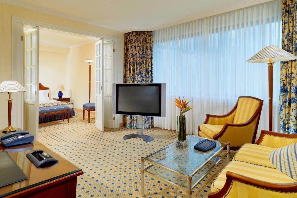 TV a/nebo společenská místnost v ubytování Sheraton Essen Hotel