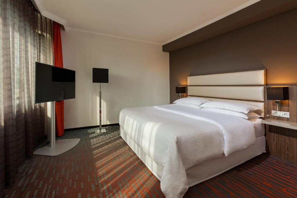 Postel nebo postele na pokoji v ubytování Sheraton Essen Hotel