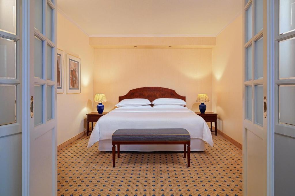 Postel nebo postele na pokoji v ubytování Sheraton Essen Hotel