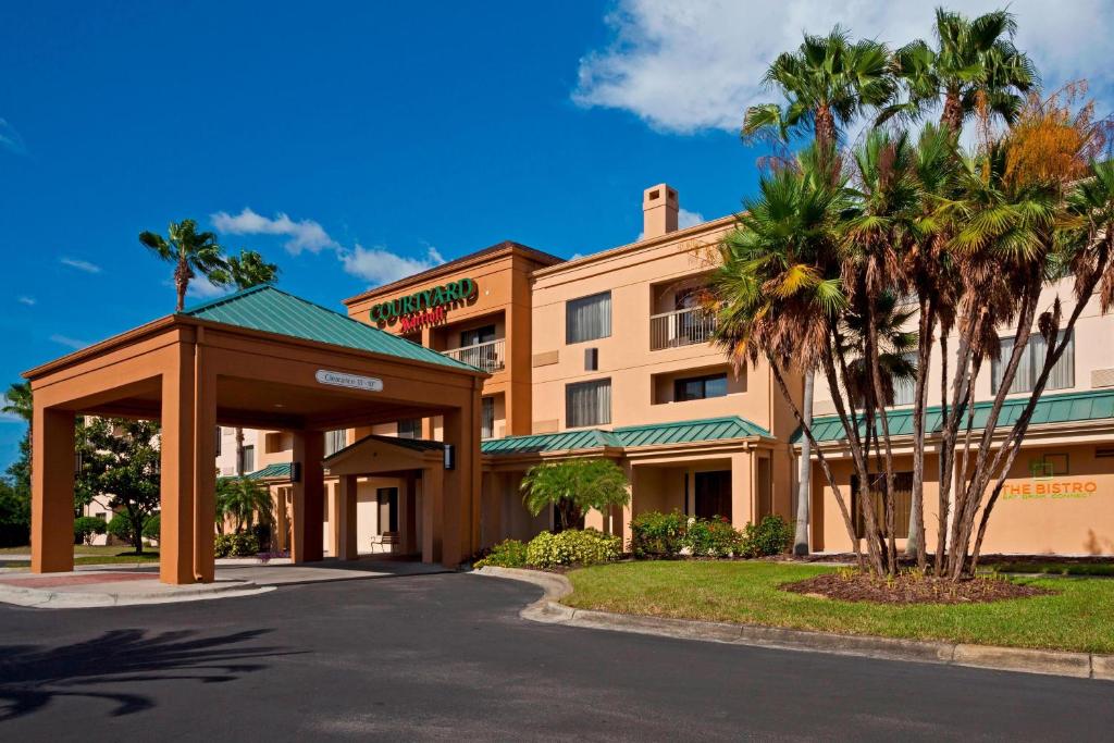 - une séance à l'avant d'un hôtel avec un kiosque dans l'établissement Courtyard Tampa Brandon, à Tampa