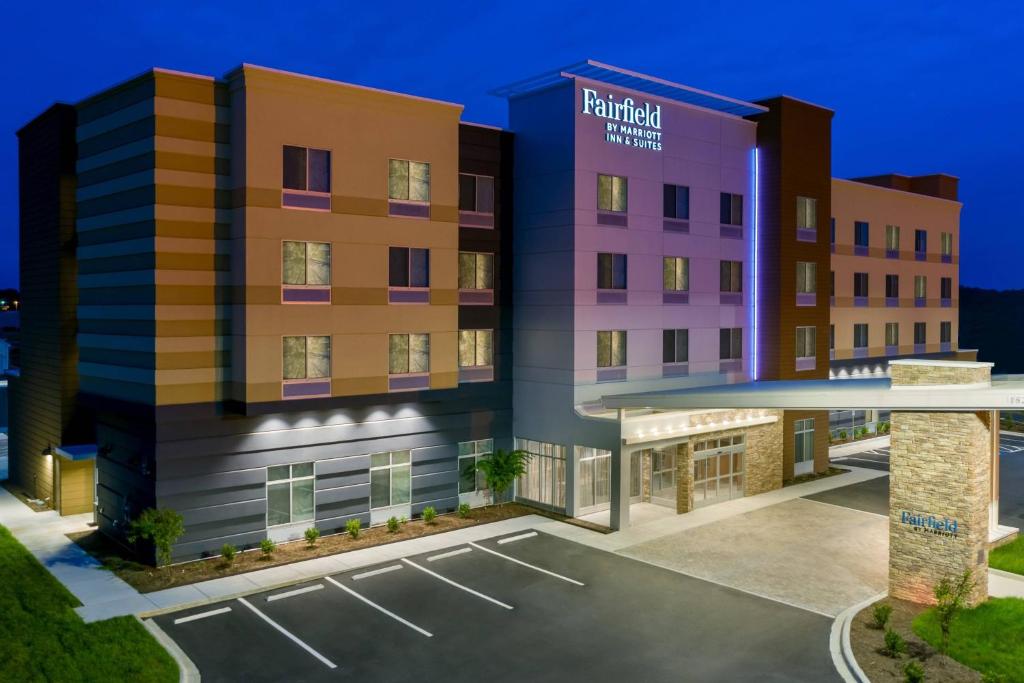 een afbeelding van de voorkant van een hotel met een parkeerplaats bij Fairfield Inn & Suites Charlotte Monroe in Monroe