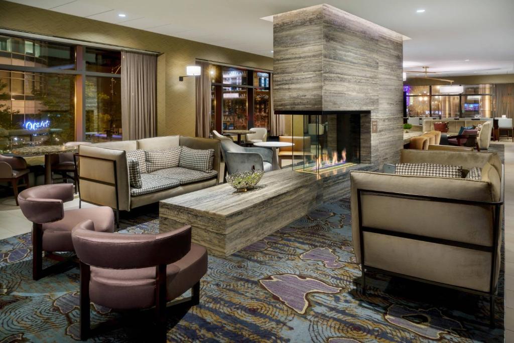 a lobby with a fireplace in a hotel room at Residence Inn by Marriott Chicago Downtown/River North in Chicago