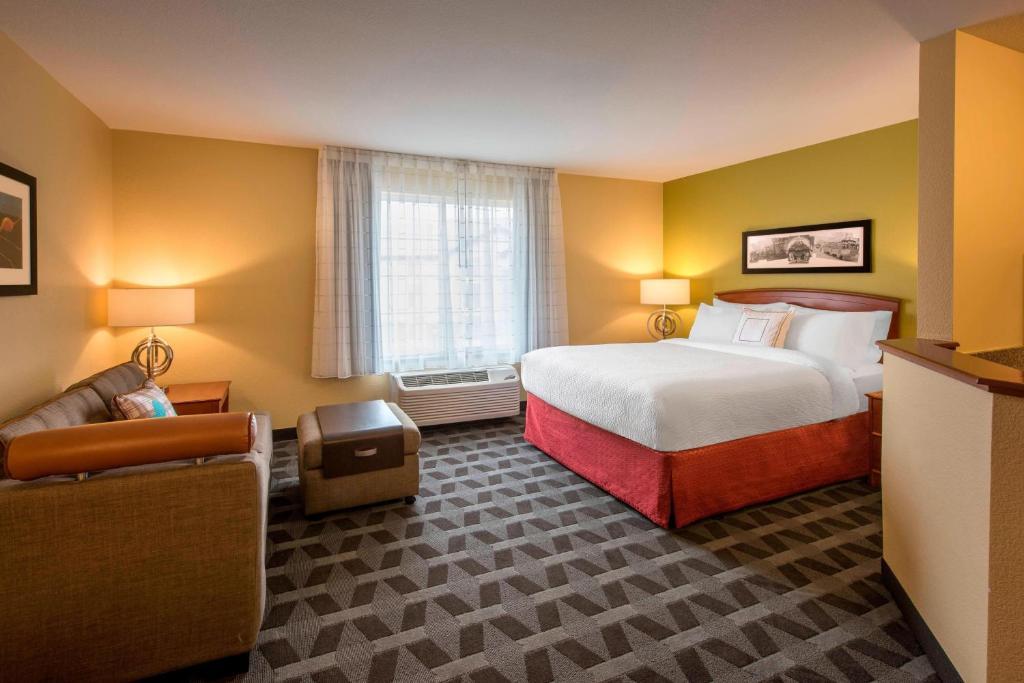 une chambre d'hôtel avec un lit et un canapé dans l'établissement TownePlace Suites Denver Tech Center, à Centennial