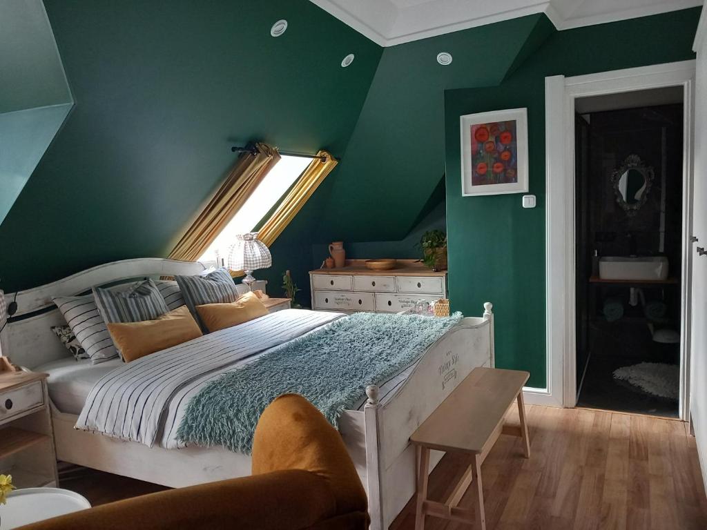 Posteľ alebo postele v izbe v ubytovaní Dom z Sauną i Jacuzzi- na wyłączność lub pokoje