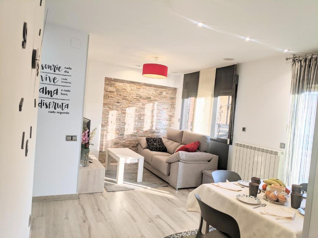 a living room with a couch and a table at Ático La Real in Nájera