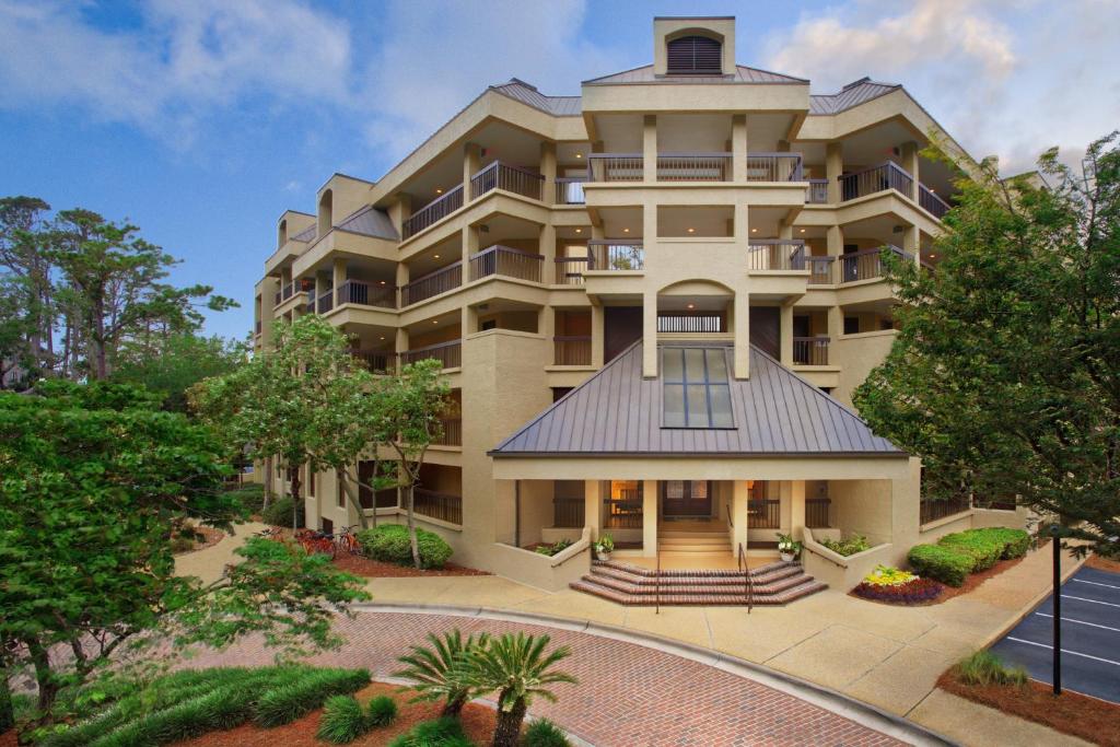 uma imagem de um grande edifício de apartamentos em Marriott's Heritage Club em Hilton Head Island