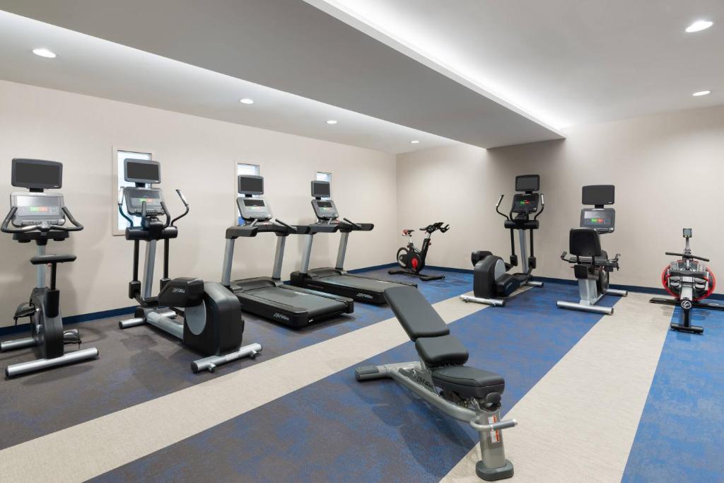 Fitness centrum a/nebo fitness zařízení v ubytování Residence Inn by Marriott Buffalo Downtown