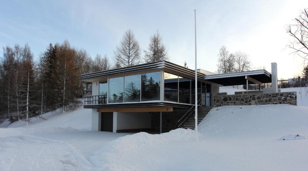 Una casa en la nieve en el bosque en Otepää Holiday Home, en Otepää