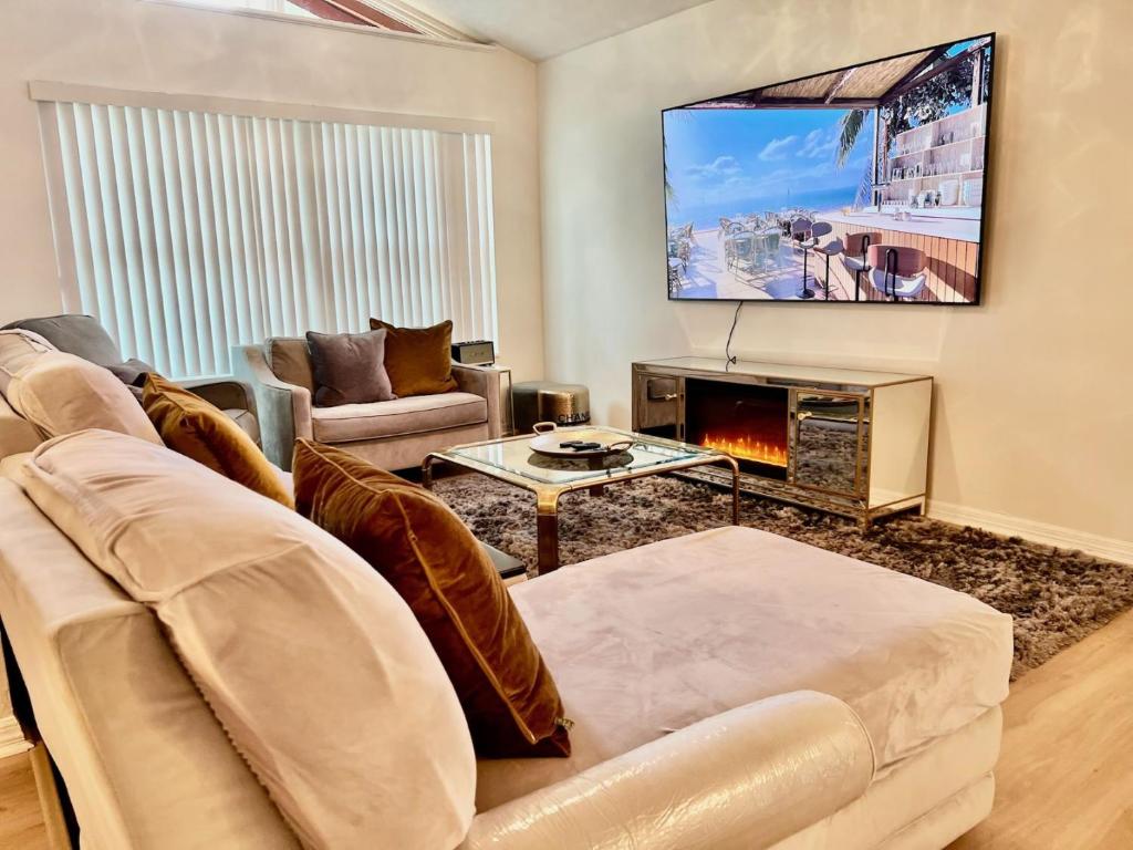 ein Wohnzimmer mit einem Sofa und einem TV in der Unterkunft Vacation Home with Workspace Movie Room BBQ in Kissimmee