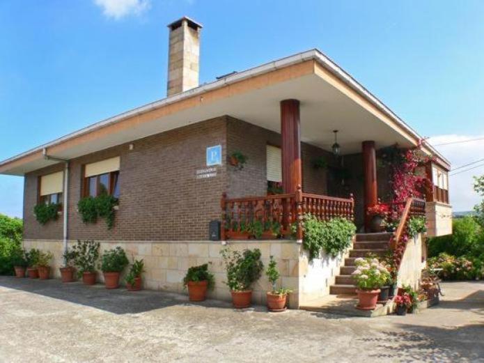 une maison avec des plantes en pot devant elle dans l'établissement Casa Rural Mariluz, à Santillana del Mar