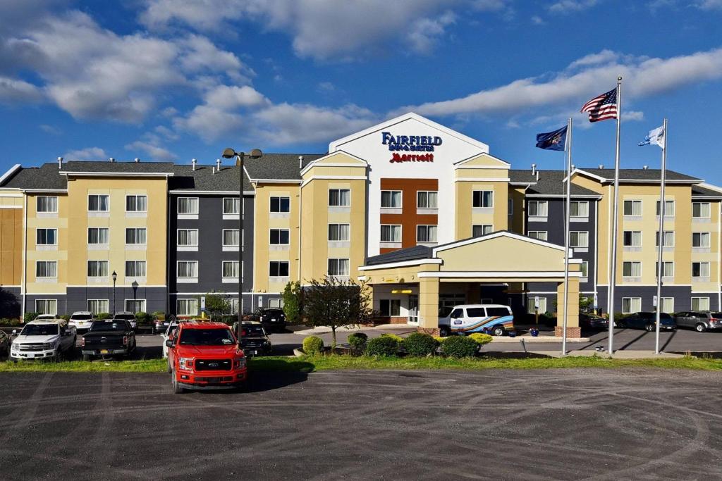 ein Hotel mit einem roten LKW auf einem Parkplatz in der Unterkunft Fairfield by Marriott Wilkes-Barre in Wilkes-Barre