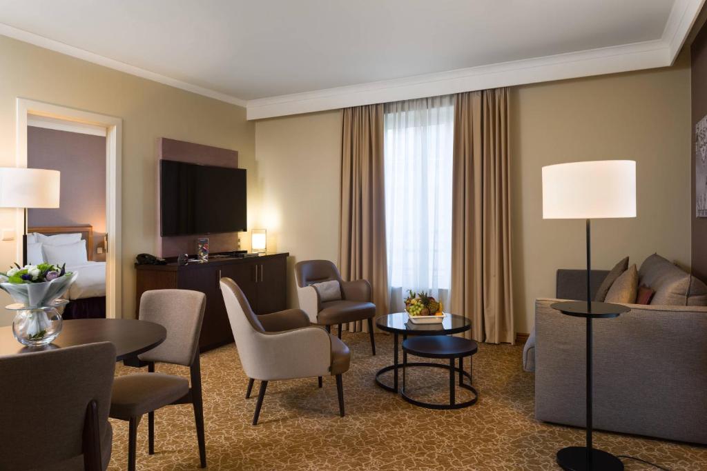 ein Hotelzimmer mit einer Suite mit einem Wohnzimmer in der Unterkunft Marriott Executive Apartments Brussels in Brüssel