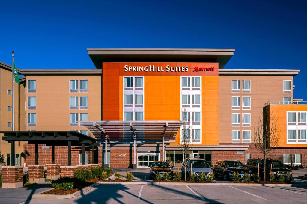 un edificio de hotel con un cartel para las suites springhill de San Francisco en SpringHill Suites by Marriott Bellingham en Bellingham