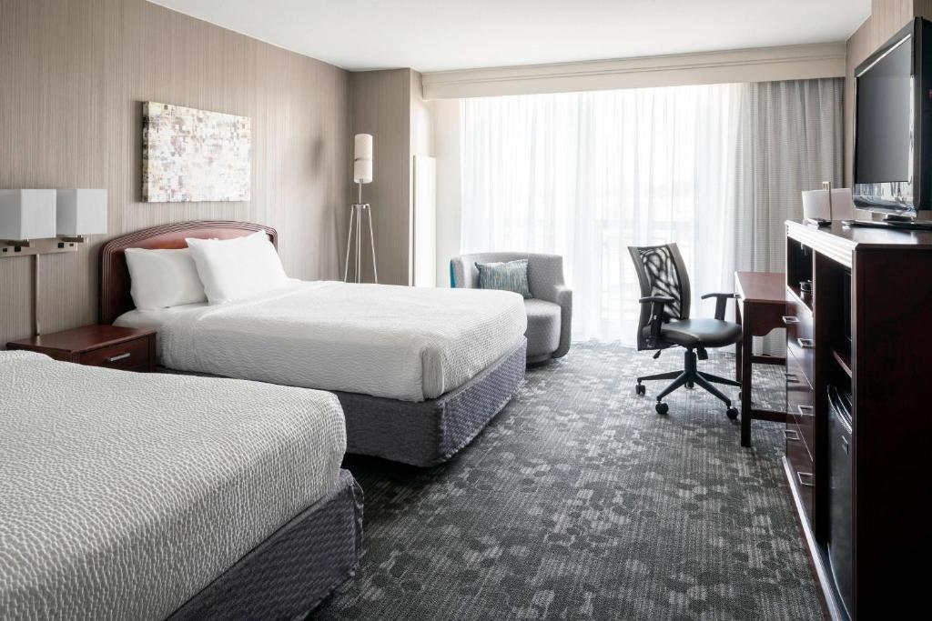 TV a/nebo společenská místnost v ubytování Courtyard by Marriott Seattle Federal Way