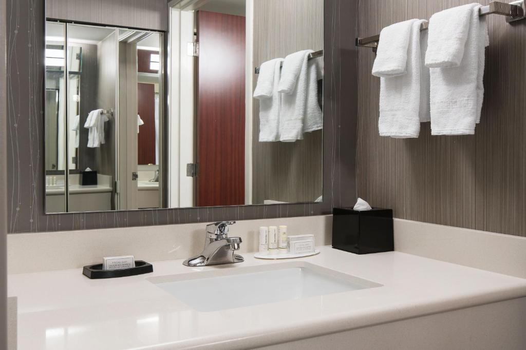 Koupelna v ubytování Courtyard by Marriott Seattle Federal Way