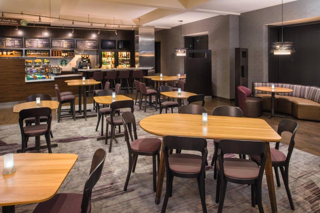 Restaurace v ubytování Courtyard by Marriott Seattle Federal Way