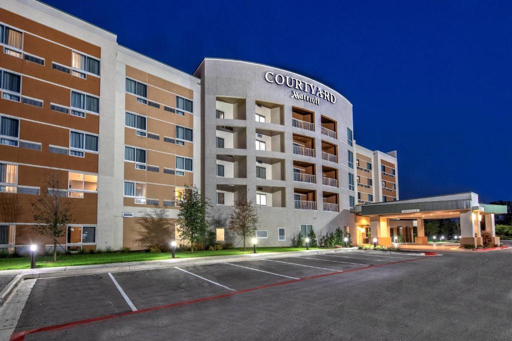 a building with a parking lot in front of it at Courtyard Austin by Marriott Northwest/Lakeline in Austin