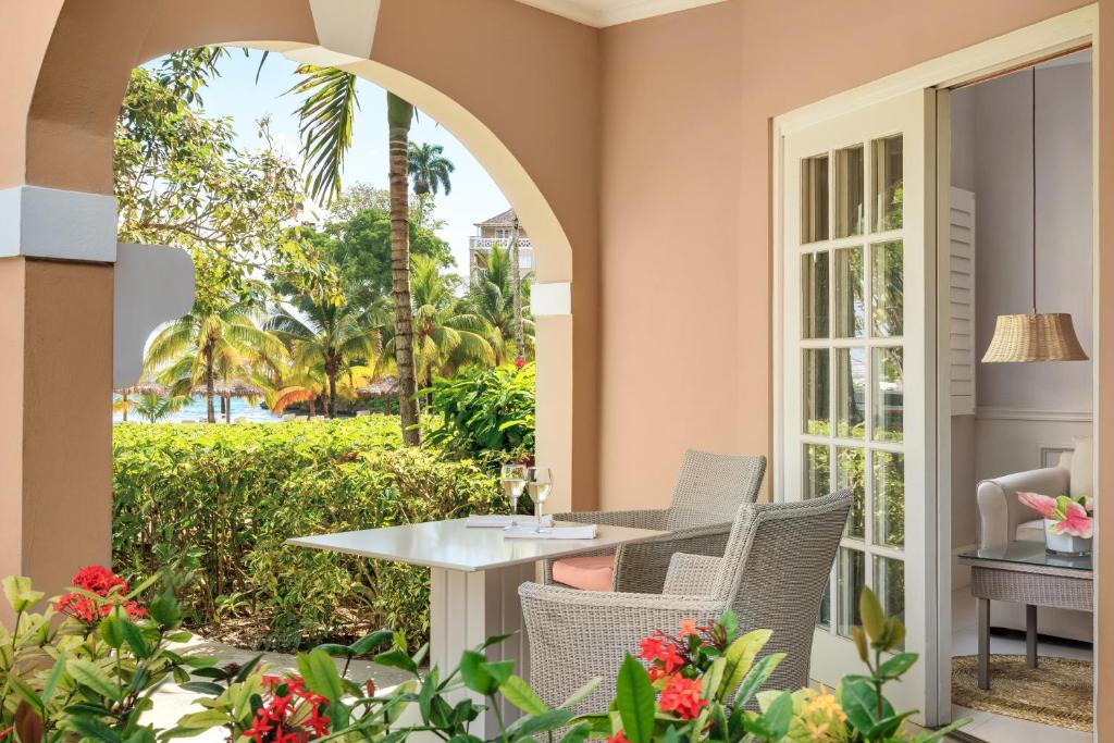 Photo of One-Bedroom Beachfront Suite #4