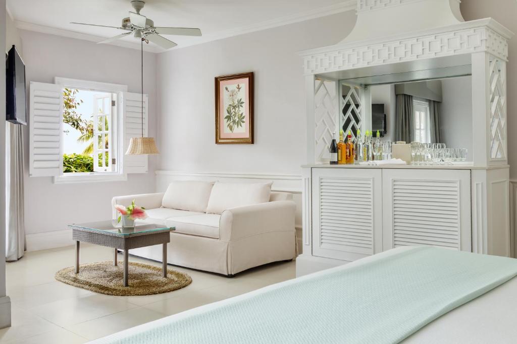 Photo of One-Bedroom Beachfront Suite #3