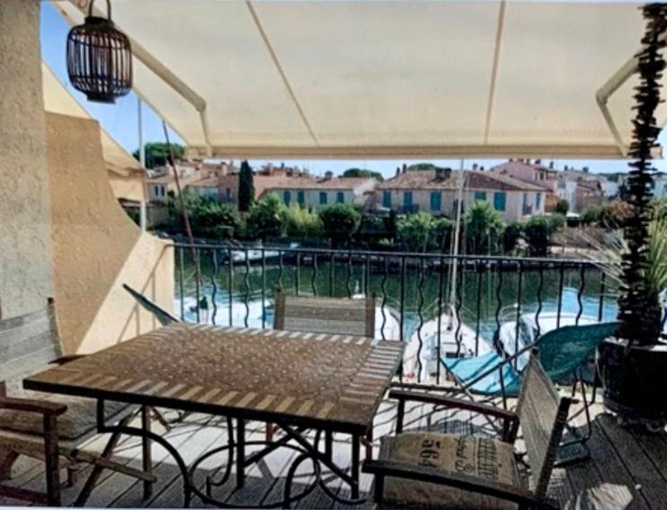 Balkon lub taras w obiekcie Terrasse ensoleillée sur les canaux
