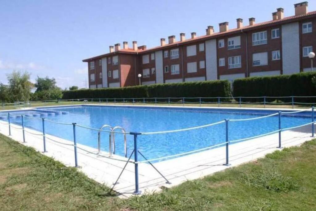 una gran piscina frente a un edificio en apartamento cerca de la playa, en Salinas