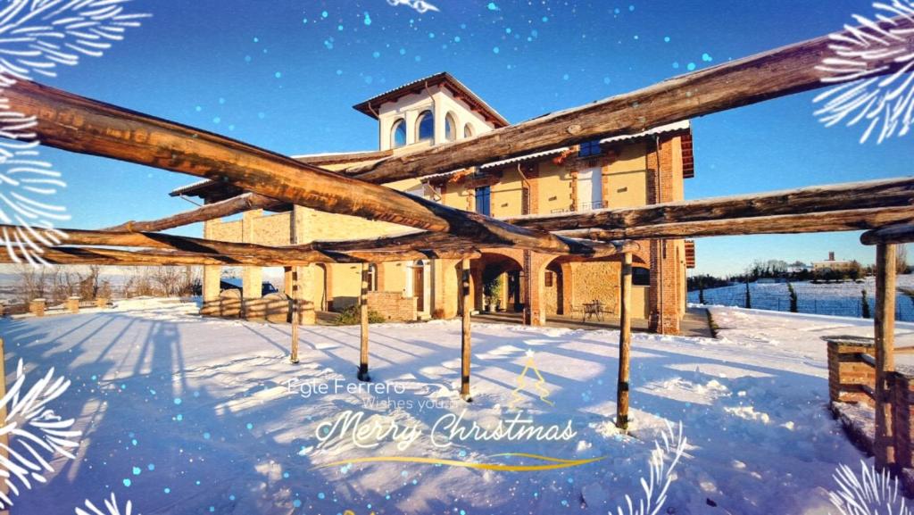 domek z bali w śniegu i śniegu w obiekcie Relais Colle Messino Briaglia Mondovì w mieście Mondovì
