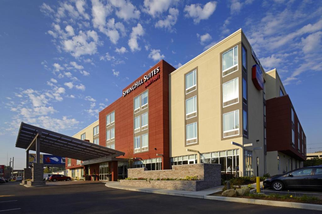 un edificio de hotel con un coche aparcado en un aparcamiento en SpringHill Suites by Marriott Columbus OSU en Columbus