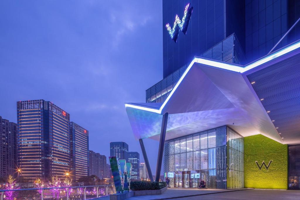 uma vista de um edifício em uma cidade à noite em W Chengdu em Chengdu