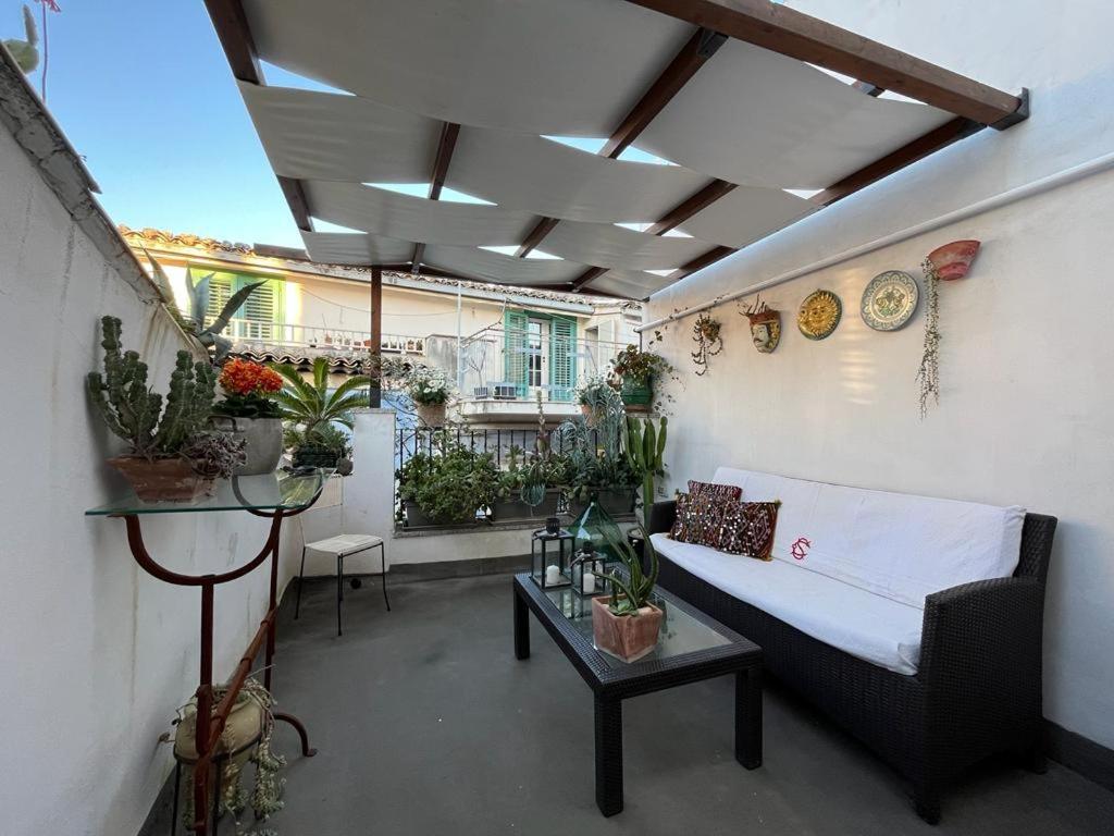 a living room with a couch and a table at Casa Giagantini in Scicli