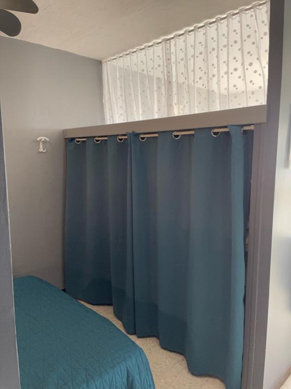 Posteľ alebo postele v izbe v ubytovaní Appartement proche des Thermes