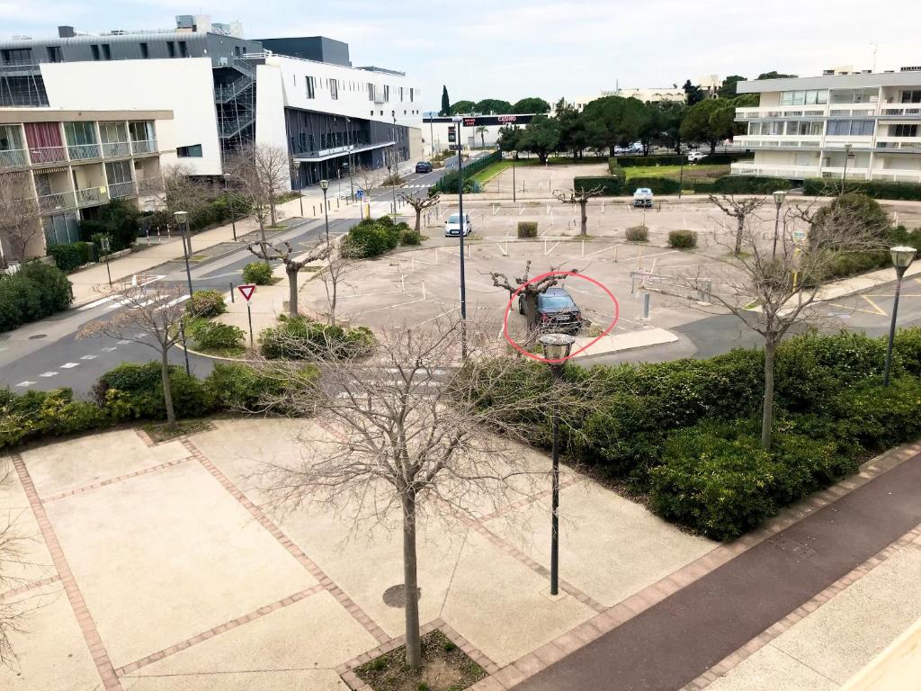 z góry widok na park z placem zabaw w obiekcie Appartement proche des Thermes w mieście Balaruc-les-Bains