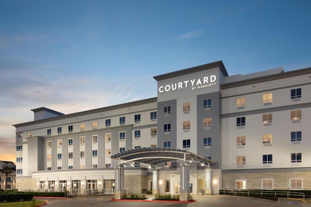 a rendering of a court yard hotel at Courtyard by Marriott Houston Kemah in Kemah