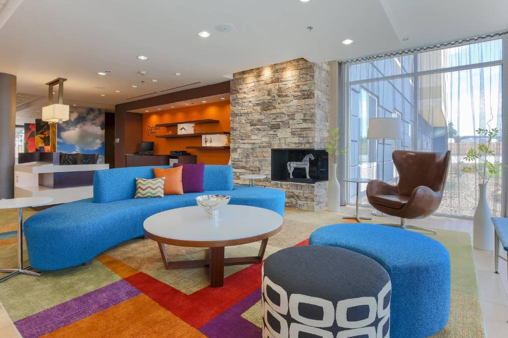 sala de estar con sofá azul y mesa en Fairfield Inn & Suites by Marriott Cuero, en Cuero