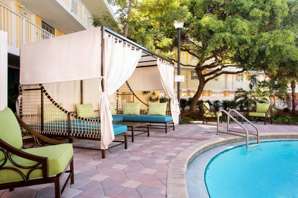 un patio avec une balançoire et une piscine dans l'établissement Fairfield Inn & Suites by Marriott Key West, à Key West
