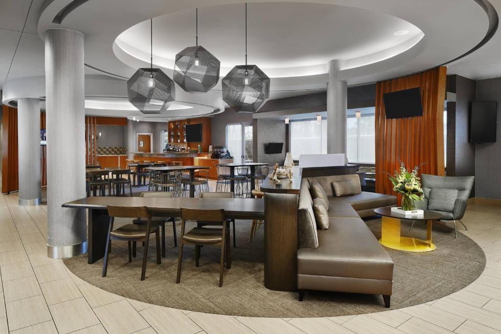 休斯頓的住宿－休斯頓洲際機場春季山丘套房酒店，用餐室以及带桌椅的起居室。