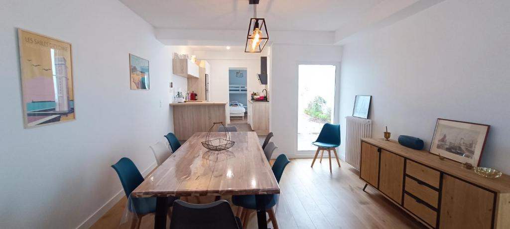 Zdjęcie z galerii obiektu La Tribu -Maison Sablaise a 200m de la Grande Plage w mieście Les Sables-dʼOlonne