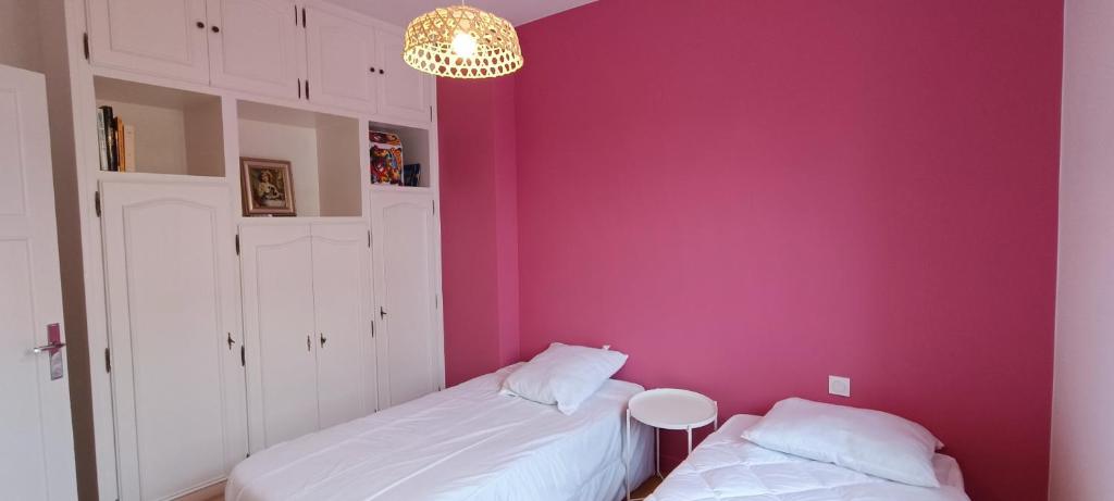Łóżko lub łóżka w pokoju w obiekcie La Tribu -Maison Sablaise a 200m de la Grande Plage