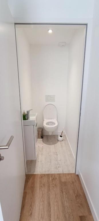 Łazienka w obiekcie La Tribu -Maison Sablaise a 200m de la Grande Plage