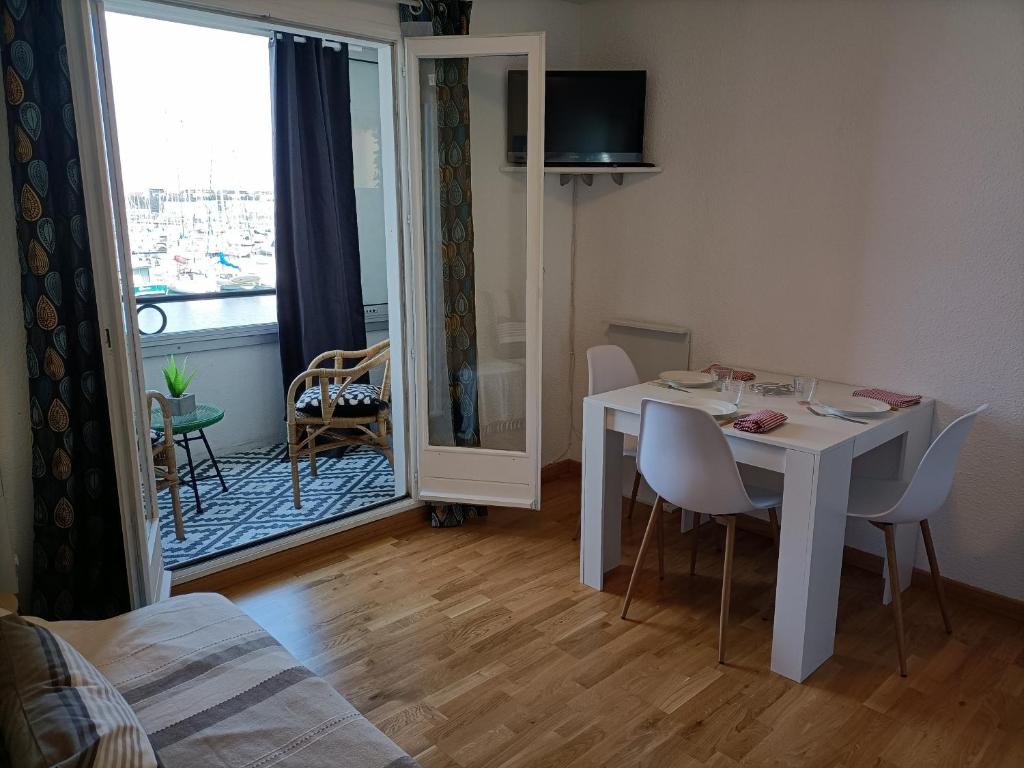 Televízia a/alebo spoločenská miestnosť v ubytovaní Marinas 2 - Agreable studio face au port Olona
