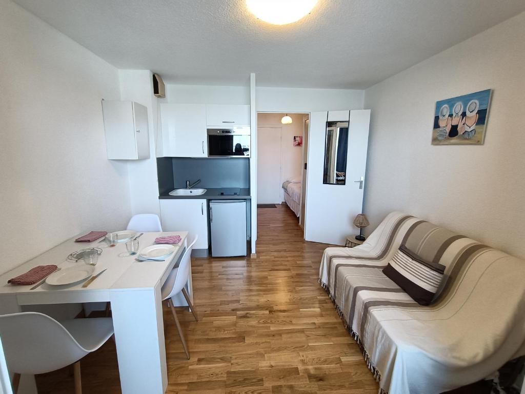 Televízia a/alebo spoločenská miestnosť v ubytovaní Marinas 2 - Agreable studio face au port Olona