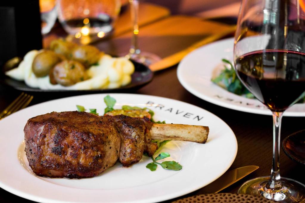 JW Marriott Edmonton ICE District - Resim 33