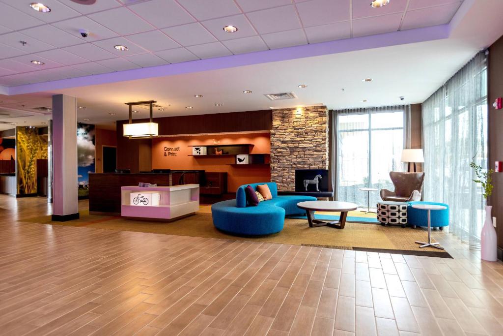 vestíbulo con sillas azules, sofá y mesa en Fairfield Inn & Suites by Marriott Atlanta Acworth, en Acworth