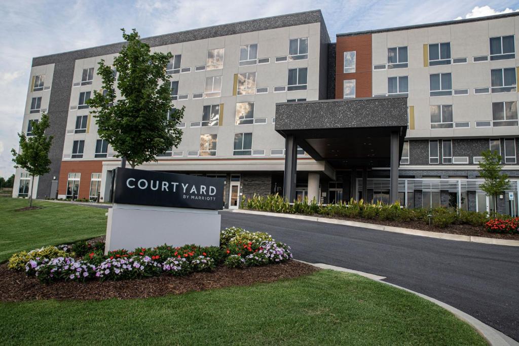 a building with a sign that reads court yard at Courtyard by Marriott Greenville Mauldin in Greenville