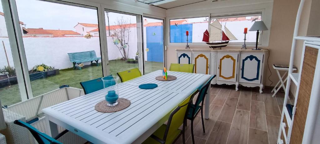 Patio alebo iná vonkajšia časť ubytovania Baleiniers - Maison 6 pers - prox mer - Les sables