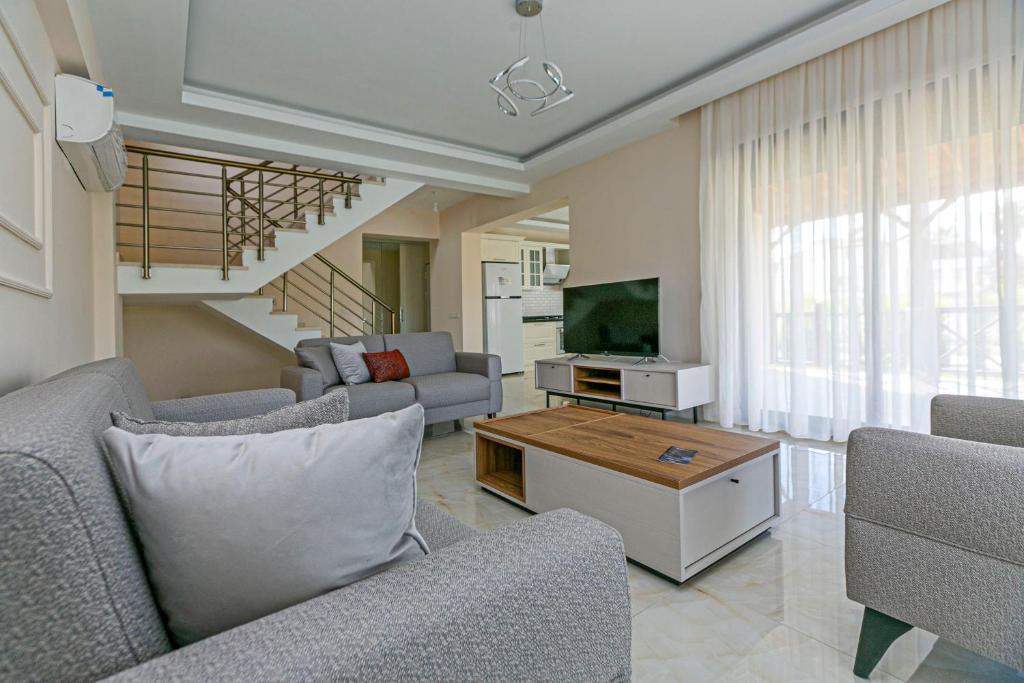 TV a/nebo společenská místnost v ubytování Paradise Town Villa Belhamra