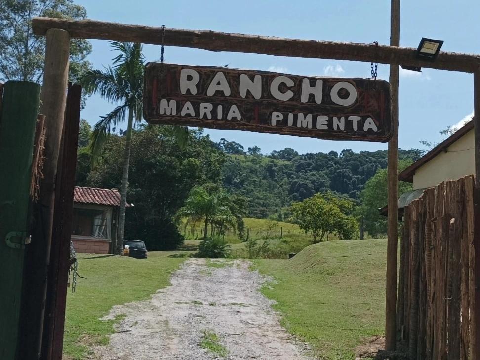 een bord met raminato maria primoria op een onverharde weg bij Rancho Maria Pimenta in Joanópolis