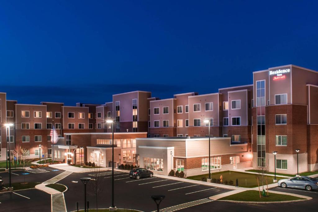 un edificio con un estacionamiento delante de él en Residence Inn by Marriott Nashua en Nashua