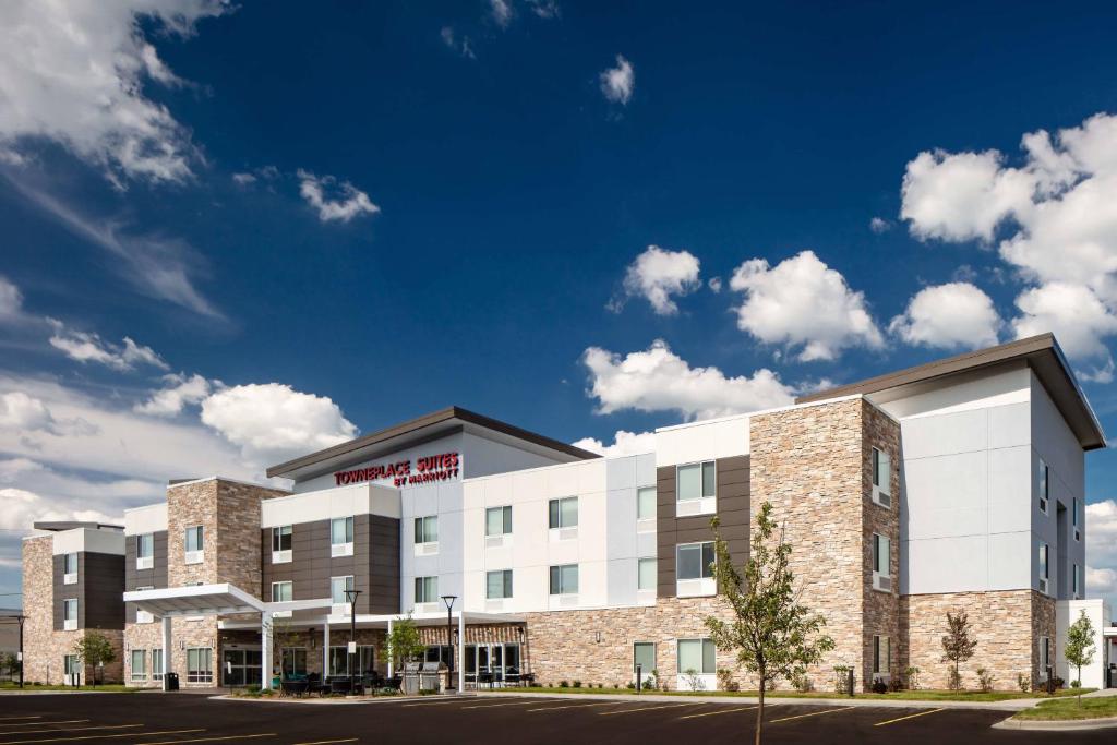 una representación de la parte delantera de un edificio hospitalario en TownePlace Suites By Marriott Milwaukee West Bend, en West Bend