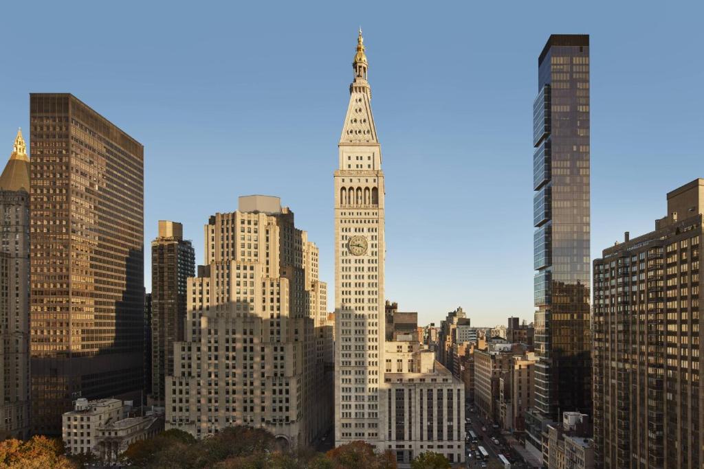 einen Blick auf den großen Ben Uhrturm in einer Stadt in der Unterkunft The New York EDITION in New York